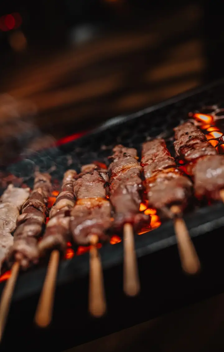 Espetos de carne assando na brasa